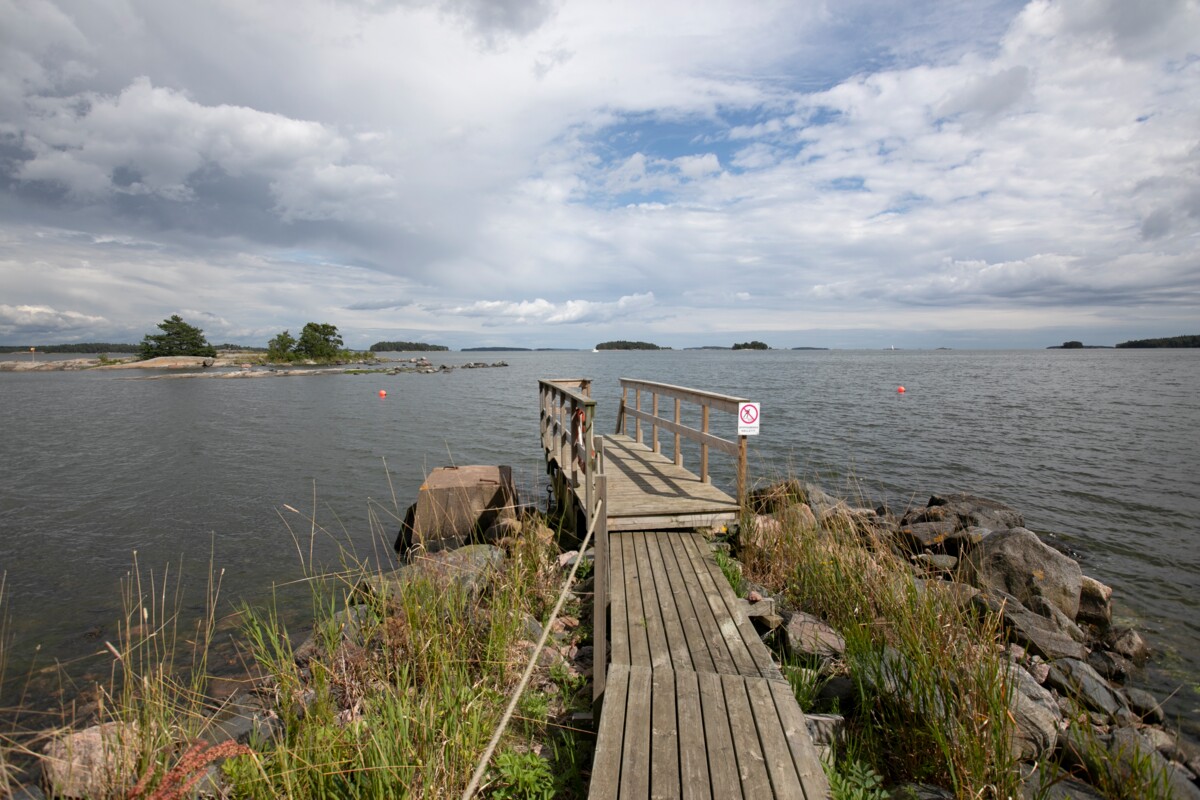 Saunasta pääsee pulahtamaan uimaan.