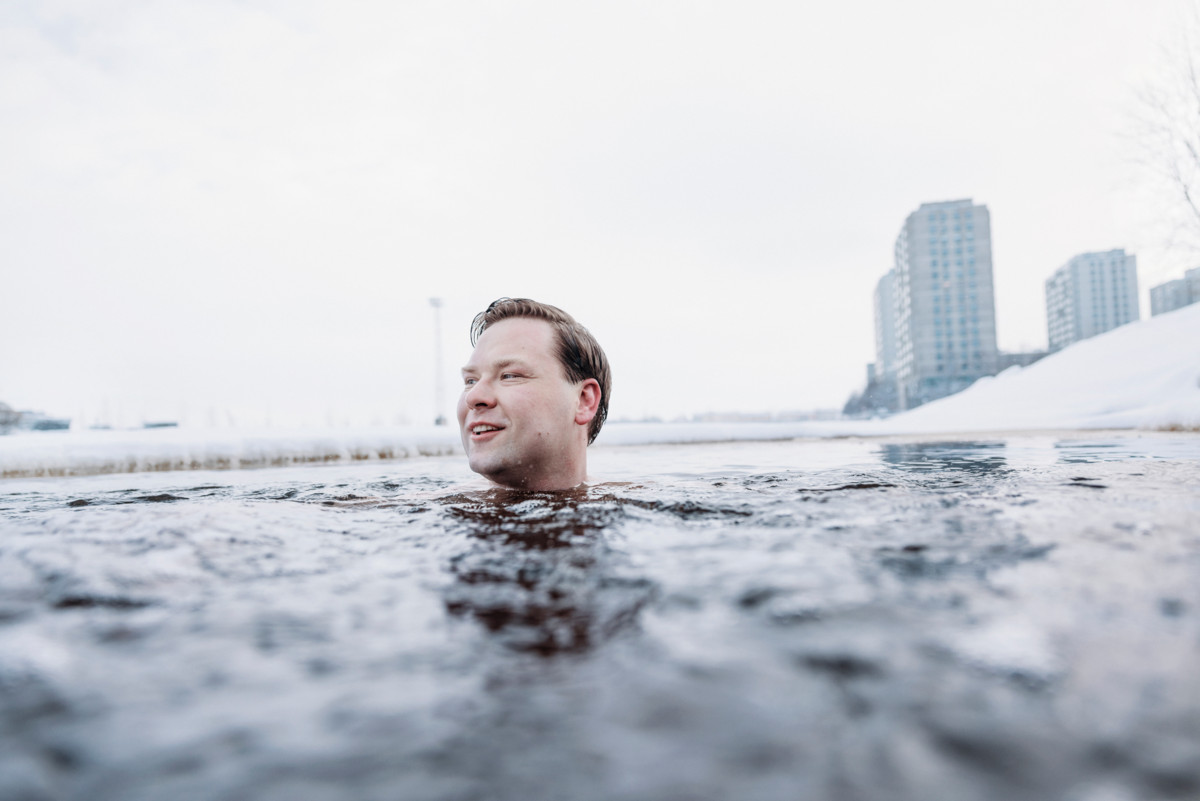 Daniel Sazonov pulahti mereen Sörnäisissä.
