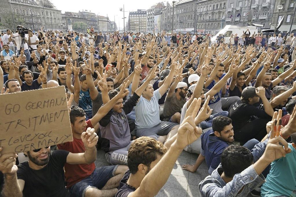 Syyrian pakolaisia Budapestin Keleti-rautatieaseman edessä syyskuun alussa. Kuva: Wikipedia
