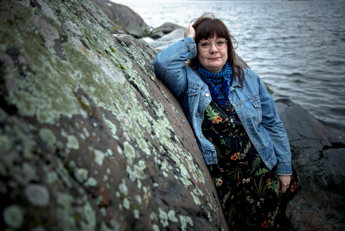 Sanna Karlström lohduttautuu sillä, että kuollessaan kaikki elollinen maatuu ja muuntuu toisenlaiseen muotoon.