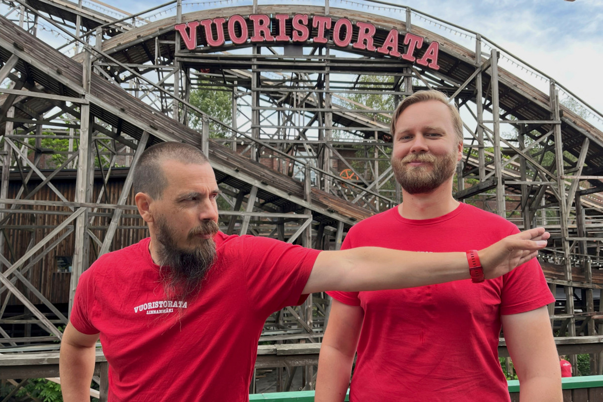 Marko Ahola ja Matias Laine kertovat, että jarrumestareilla on huumorintajuinen ja tiivis työyhteisö. ”Tapaamme toisiamme aktiivisesti myös kauden ulkopuolella”, Matias Laine kertoo.  