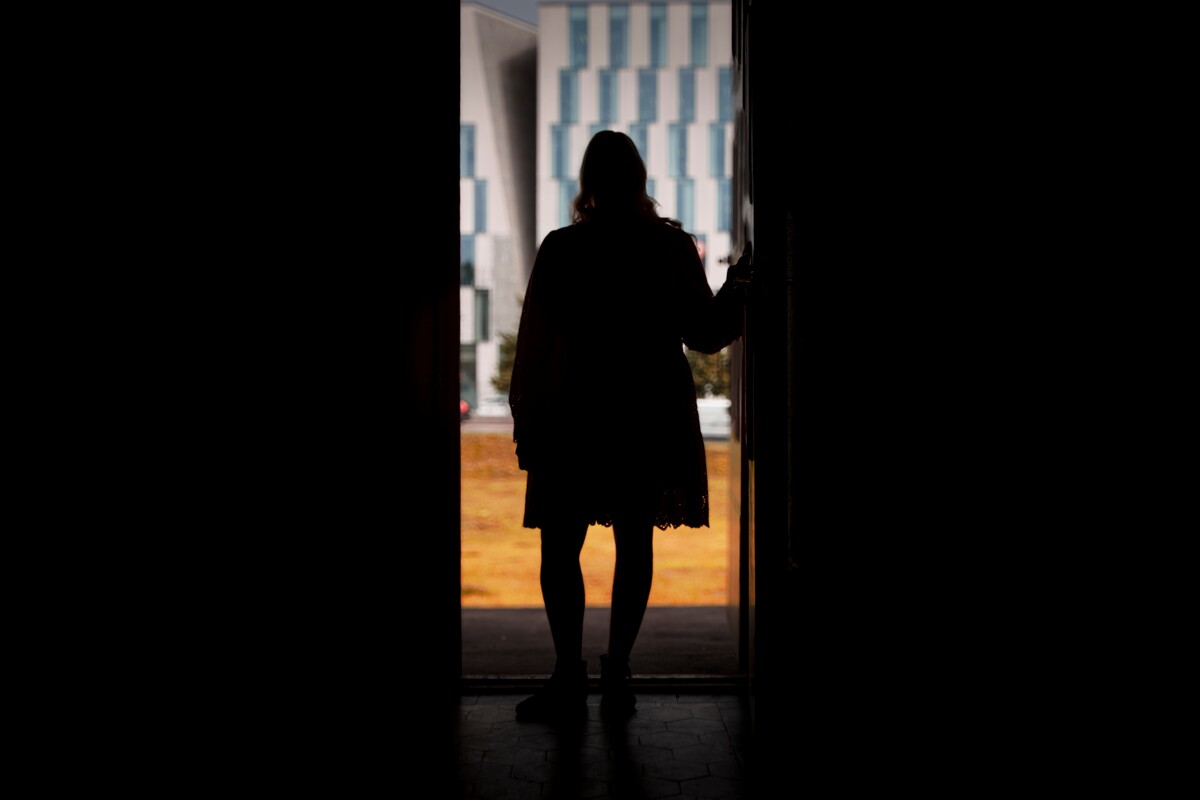 Pirjo Suhonen ajattelee, että lähisuhdeväkivallan lisäksi meidän pitäisi puhua enemmän lähisuhdeturvallisuudesta. ”Voisiko esimerkiksi kirkko järjestää kiertueen, jolla puhuttaisiin siitä, miten lähisuhdeturvallisuus voisi näkyä nuorten seurustelusuhteissa, ikäihmisten ja lasten välisissä suhteissa tai vaikkapa maahanmuuttajataustaisten ihmisten elämässä?” 