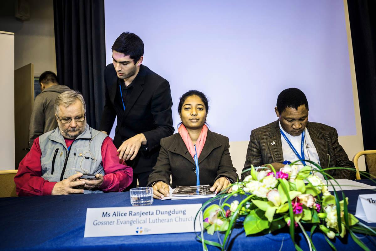 Aarre Kuukauppi Inkeristä, Alice Ranjeeta Dungdung Intiasta ja Cosmos Moenga Botswanasta arvioivat paneelikeskustelussa yhteistyötään Suomen kirkon kanssa. Kuva: Hans von Schantz