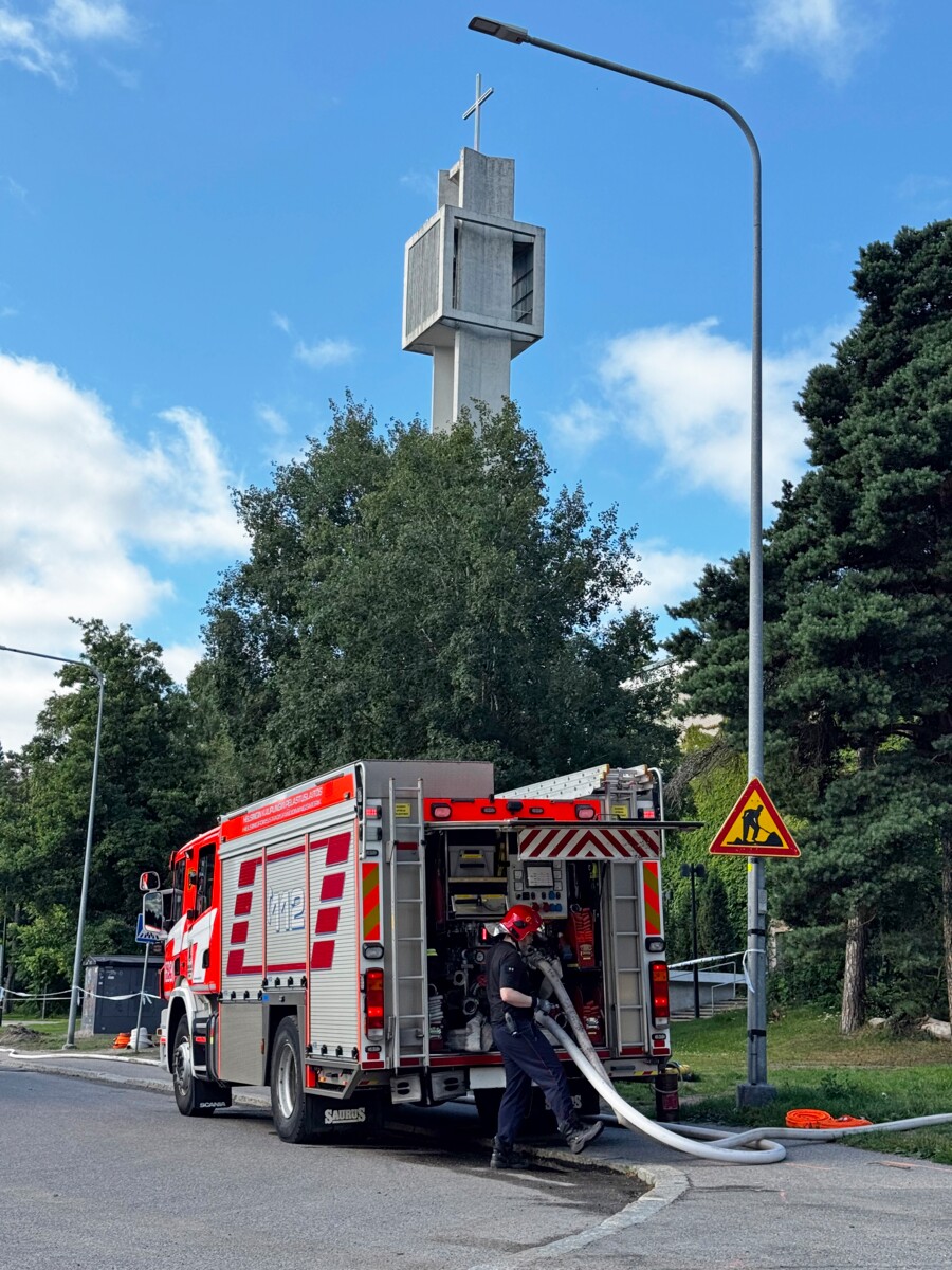 Helsingin pelastuslaitos sai tulipalon sammutettua jo aamulla, mutta jälkivartiointi ja -raivaus jatkui tunteja sen jälkeenkin. Kuva: Mari Aarnio