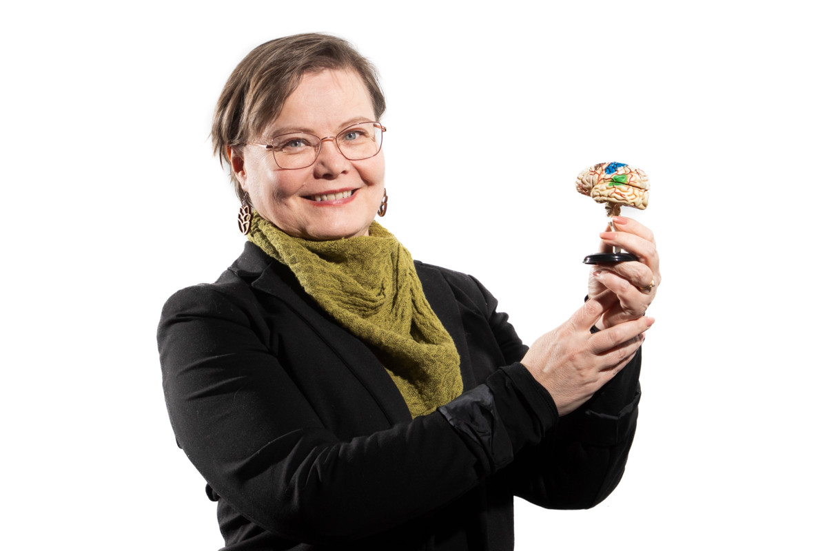 Musiikin kuuntelu tai kirjan lukeminen kännykästä ovat esimerkkejä tekemisestä, joita aiemmin teimme ilman puhelimen sovellusteknologiaa. Aivotukija Minna Huotilaisen mukaan parempaa keskittymiskykyä havittelevan kannattaa jättää näistä tilanteista luuri pois.