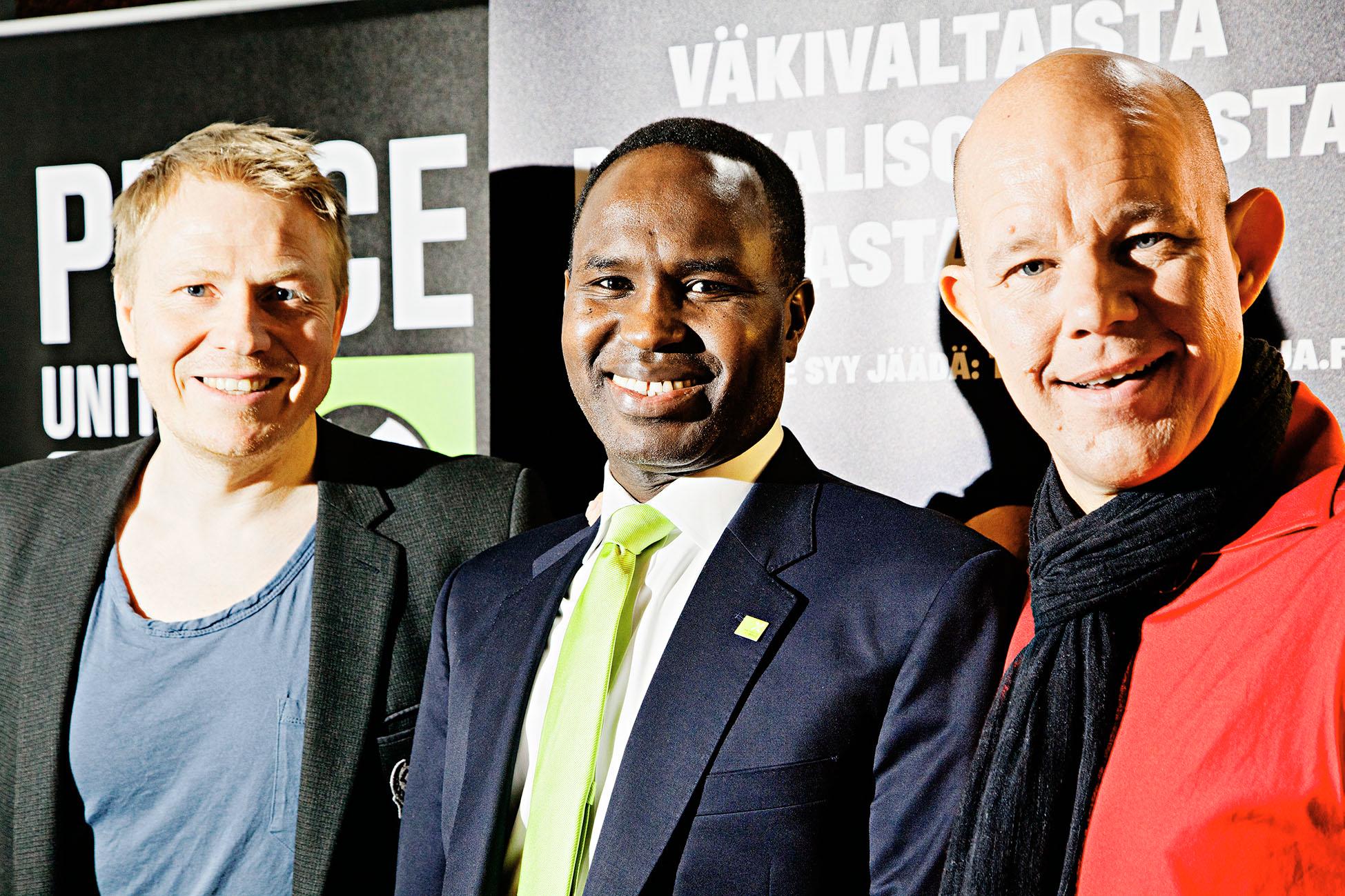 Rauhanmiehet. Aki Riihilahti (vas.), Mohamed Elsanousi ja Kaj Kunnas uskovat, että jalkapalloa pelaamalla voidaan edistää rauhaa.