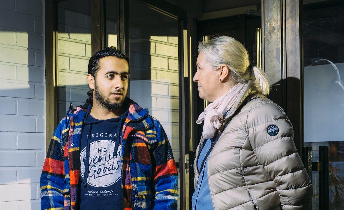 Irakilainen Aj Murad tuli Vantaalle reilu kuukausi sitten. Satu Lindqvist opettaa suomea turvapaikanhakijoille. Kuva: Jani Laukkanen
