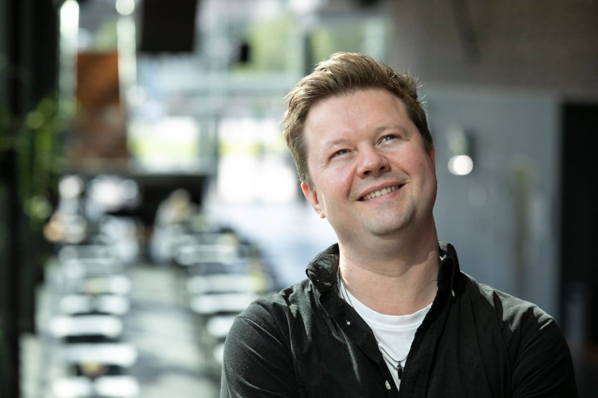 Lasse Sakara on huomannut, ettei voi lopettaa soittamista. Se on voima, joka ajaa häntä eteenpäin.