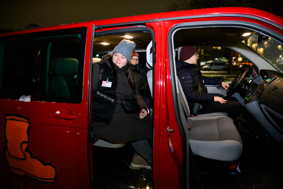 Saapas-vapaaehtoiset Meri Vuorio (vas.), Lotta Salmi ja diakoni Ilmari Pyykönen ovat lähdössä Saapas-autolla kohti Lauttasaarta Matteuksen kirkon parkkipaikalta.