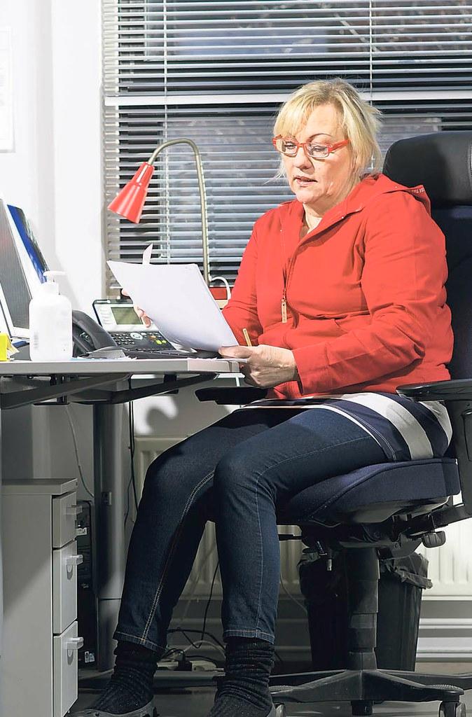 Kriisityöntekijä Inga Ruohonen päivystää työpisteellään.