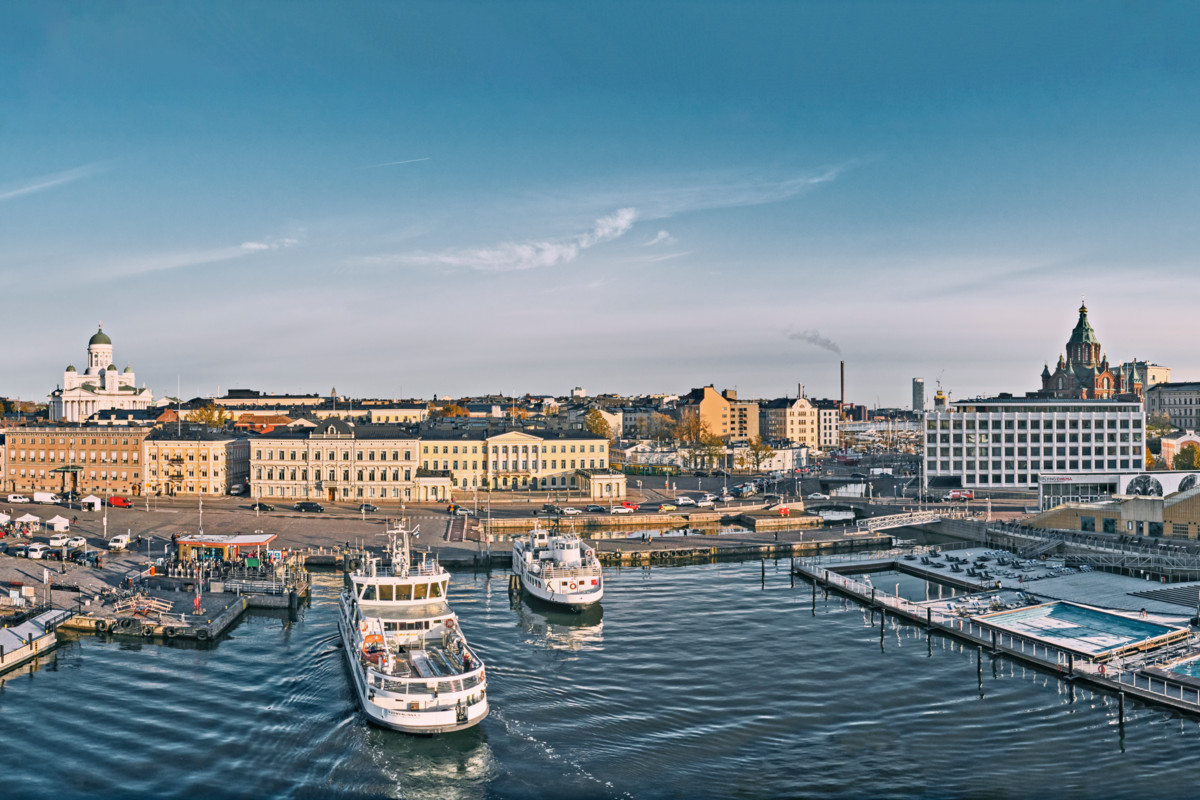 Evankelis-luterilainen tuomiokirkko ja Helsingin ortodoksisen seurakunnan Uspenskin katedraali ovat osa helsinkiläistä kaupunkimaisemaa. 