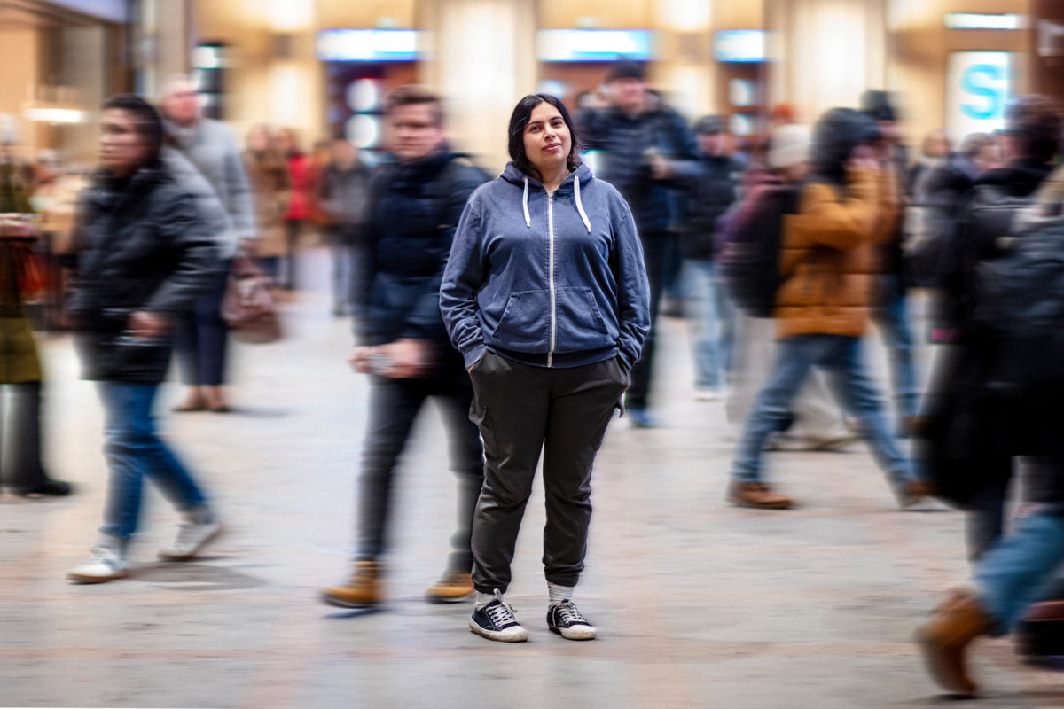 Sara Al Husainin uusin romaani kertoo pakolaisen ristiriitaisista tunteista. Jo pienenä maahan tullut kirjailija kokee itse sopeutuneensa hyvin suomalaiseen yhteiskuntaan.