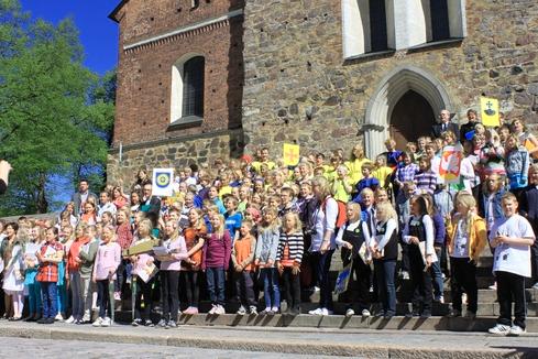 Virsivisan finaalissa 2011 laulettiin Suvivirttä Turussa. Finaalissa kisasi myös Tuomelan koulun joukkue Vantaalta.