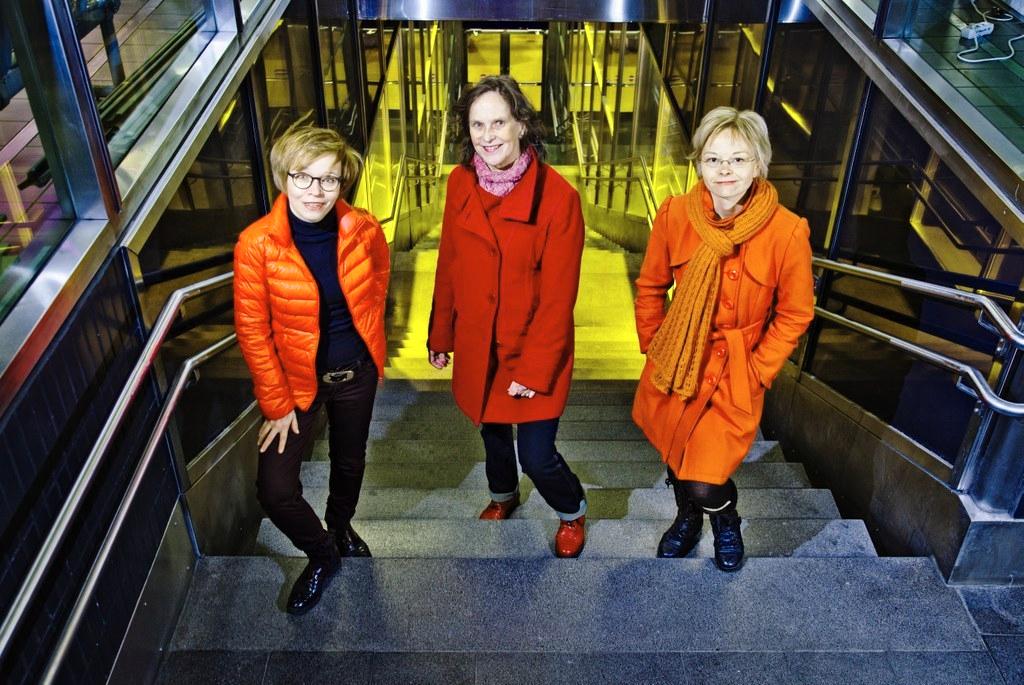 Ääniympäristö vaikuttaa. Anna-Maija Iskanius (vas.), Anneli Johansson ja Outi Ampuja ovat oppineet arvostamaan hiljaisuutta. - Melun tutkiminen vie pakostakin negatiivisten asioiden äärelle, mutta hiljaisuuskertomuksista valtaosa on positiivisia, ääniympäristöstä paljon kirjoittanut Ampuja sanoo.