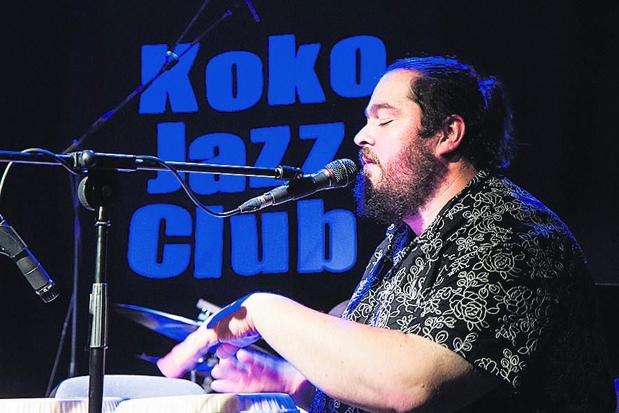 Kesäistä sykettä. Zarkus Poussa eläytyy congarumpujen soittoon jazzkonsertissa. Kuva: Tero H. Savolainen
