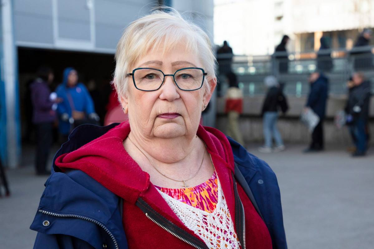 Myllypuron elintarvikeavun toiminnanjohtaja Sinikka Backman seurasi toiseksi viimeistä ruokajakoa haikein ja alakuloisin mielin. Ruokajakoa toteuttava porukka on ollut kuin yksi suuri perhe, eikä avun tarve ole ainakaan vähenemässä. 