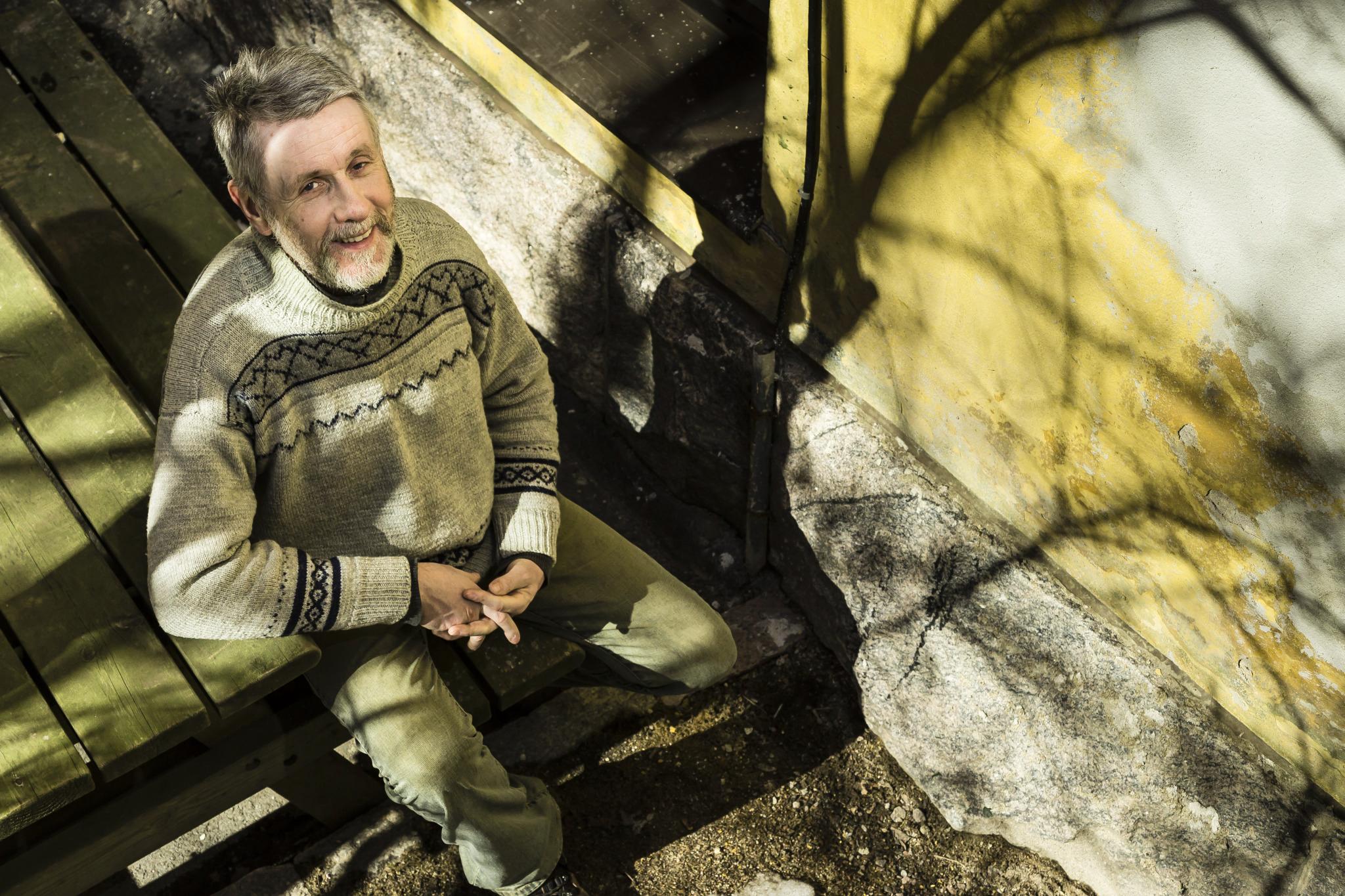 Jukka Tolosella on syytä iloon ja toivoon. Hänestä tuli juuri toisen kerran ukki, päihteetön elämä maistuu ja uusi hengellisen musiikin levy on valmistumassa. Kuva: Jukka Granström