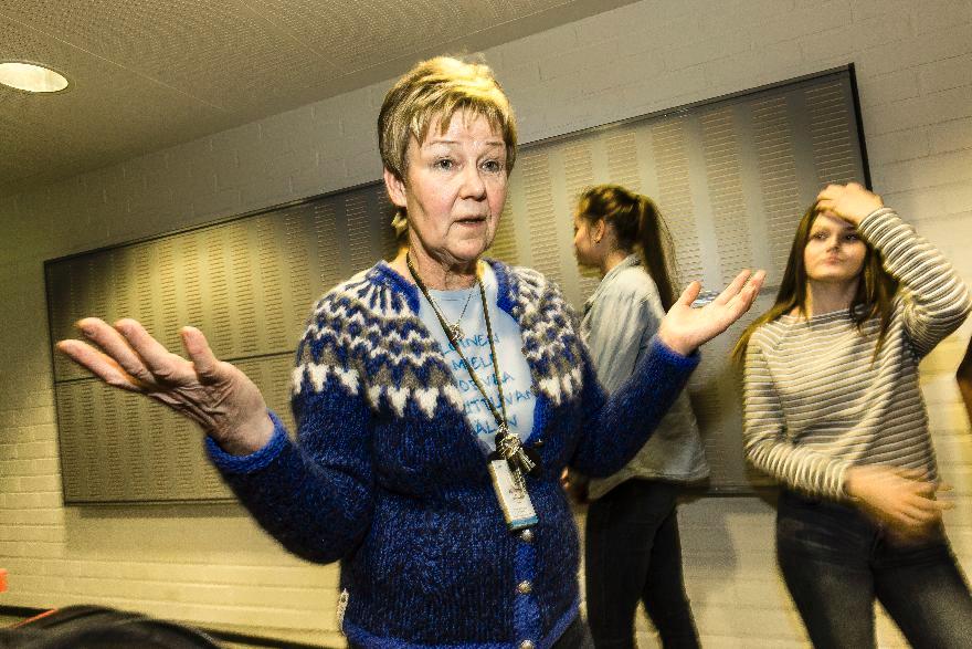Luokanopettaja Ulla Hämäläinen on ollut mukana Via Dolorosa -esityksen järjestämisessä niin kauan, ettei edes muista ajatuksen tarkkaa alkuaikaa. Kuva: Jukka Granstrom