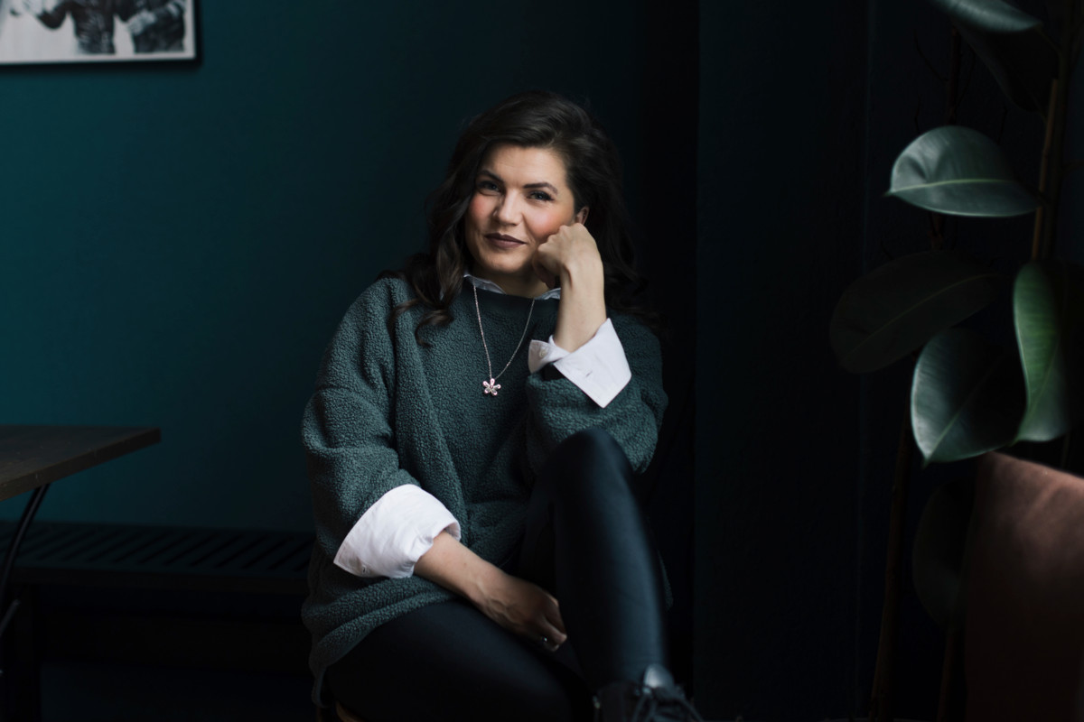 Suvi Teräsniska ajattelee, että laulaminen on hänen tehtävänsä elämässä. Hänet kuvattiin Kino Konepajalla Helsingissä.