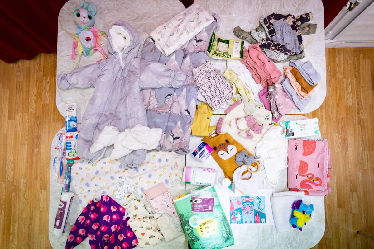 Äitiyspakkauksiin menevät vaatteet on saatu lahjoituksina ja hygieniatuotteet on ostettu lahjoitusvaroilla. Valmiita äitiyspakkauksia säilytetään Global Clinicillä Diakonissalaitoksen Toivon talossa ja osa viedään Ruoholahden terveysasemalle, jonne on keskitetty paperittomien neuvolapalvelut. Kuvassa on tyttövauvalle tarkoitettu pakkaus. 