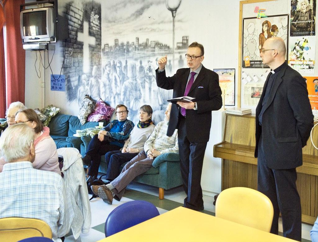 Yhtymänjohtaja Juha Tuohimäki ja kirkkoherra Janne Silvast kertoivat seurakuntalaisille, kuinka Tikkurilan uuden kirkon suunnittelussa on edetty. Kuva: Markku Mattila.