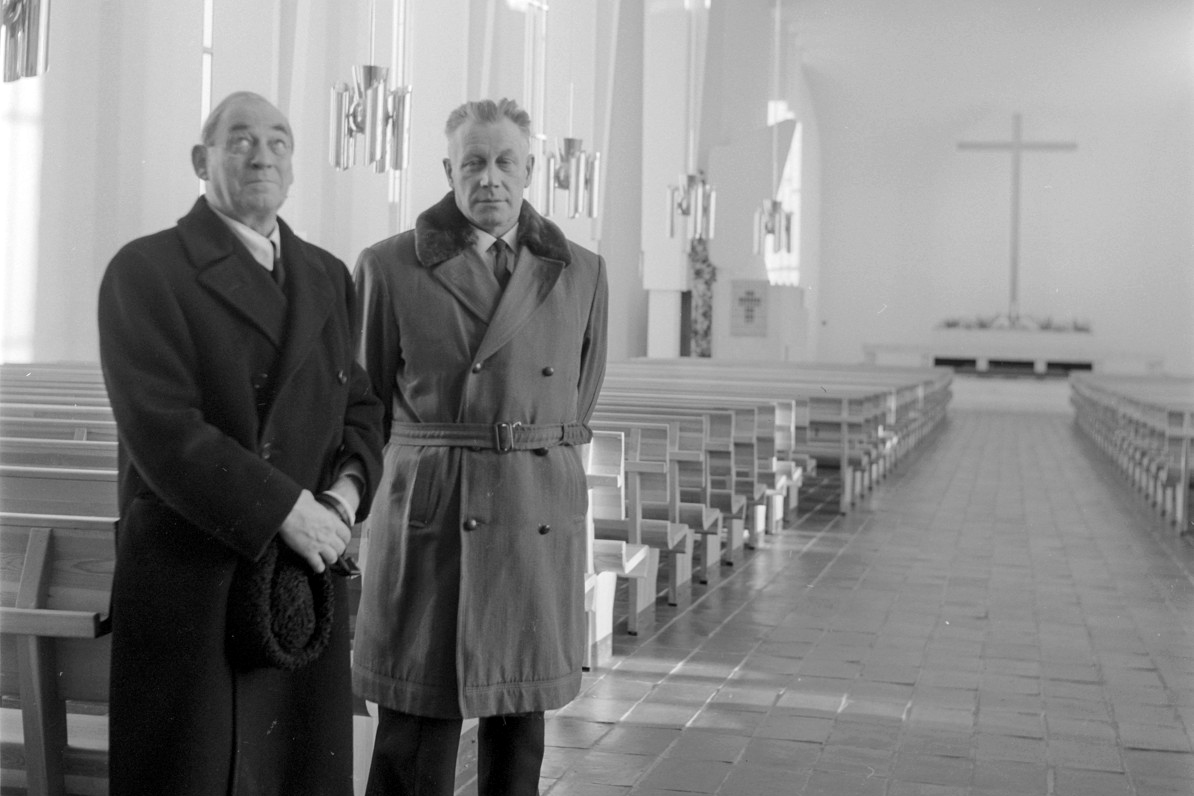 Arkkitehti Alvar Aalto ja tuntematon mies Lakeuden Ristin kirkossa. Kuva: Svenska litteratursällskapet i Finland/Göran Schildts arkiv