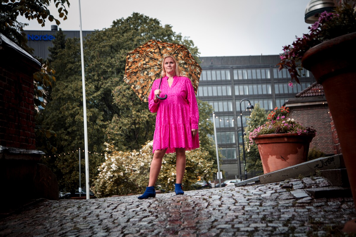 Monissa Euroopan maissa miehet ja teinipojat eivät ole tervetulleita turvakoteihin. Suomessa on yhteensä 28 turvakotia, joista ainoastaan yksi on tarkoitettu vain naisille. Sen osoite on salainen. Turvakotien asiakkaista noin kymmenen prosenttia on miehiä. 