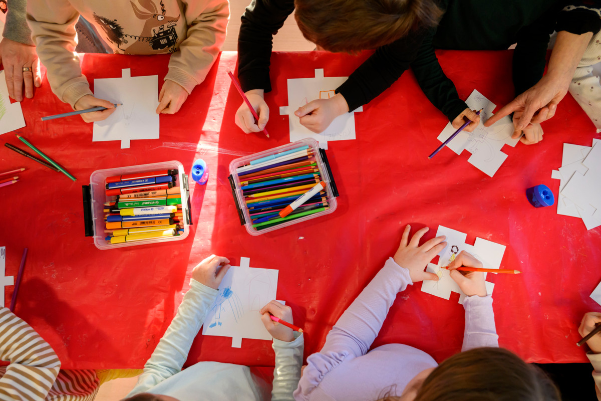 Lapset piirsivät itselleen tärkeitä tai pyhiä asioita. 