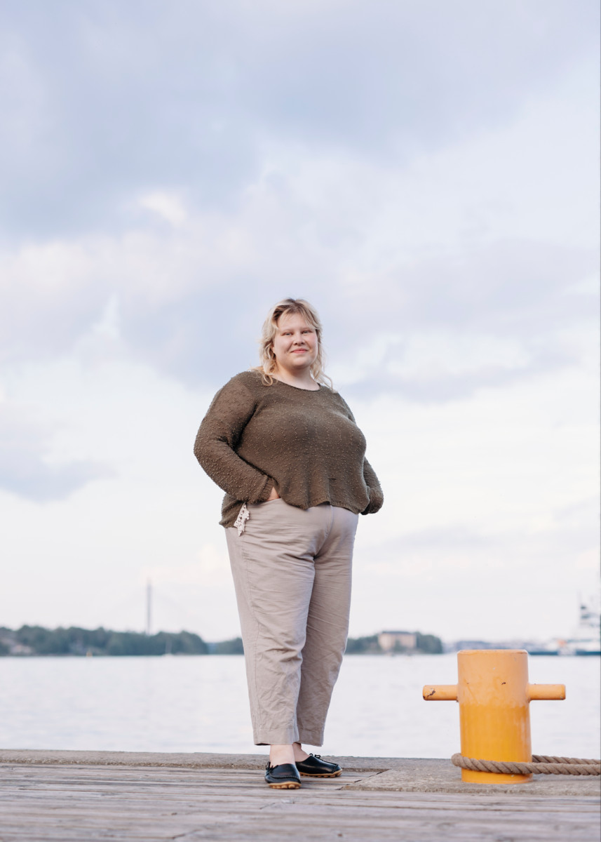 Armi Smura osti reissua silmällä pitäen kierrätyskeskuksesta purjehduskengät, joiden pohja pitää liukkaalla laivan kannella. Kuva Joonas Brandt.
