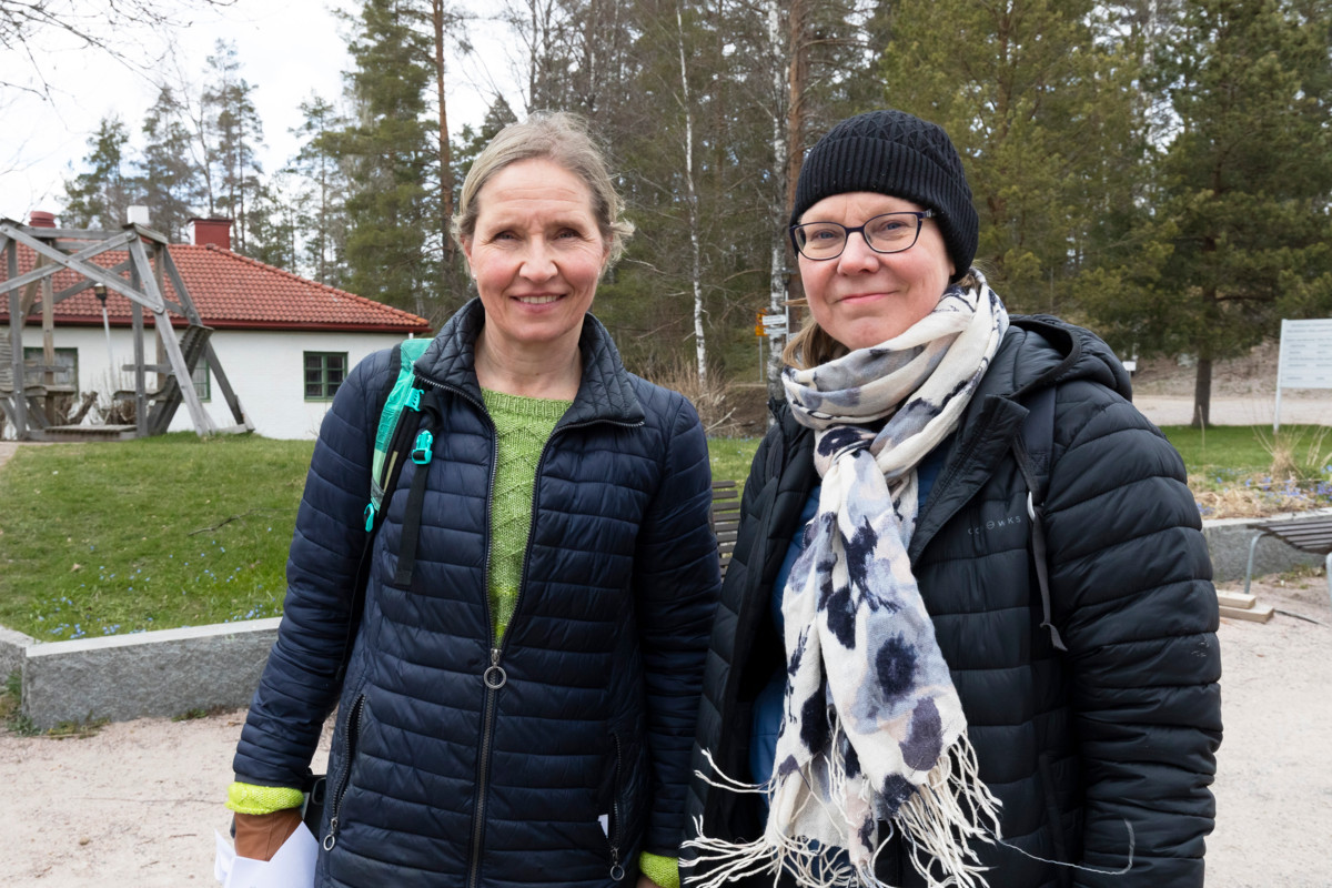 ”Luonnonsuojelu on kirkossa tärkeä arvo, joka näkyy päätöksenteossa jatkuvasti enemmän myös Espoon seurakunnissa”, sanoo Päivi Raunu (oik.). Meri Löyttyniemi ja Päivi Raunu kuvattiin Velskolan leirikeskuksen pihassa.