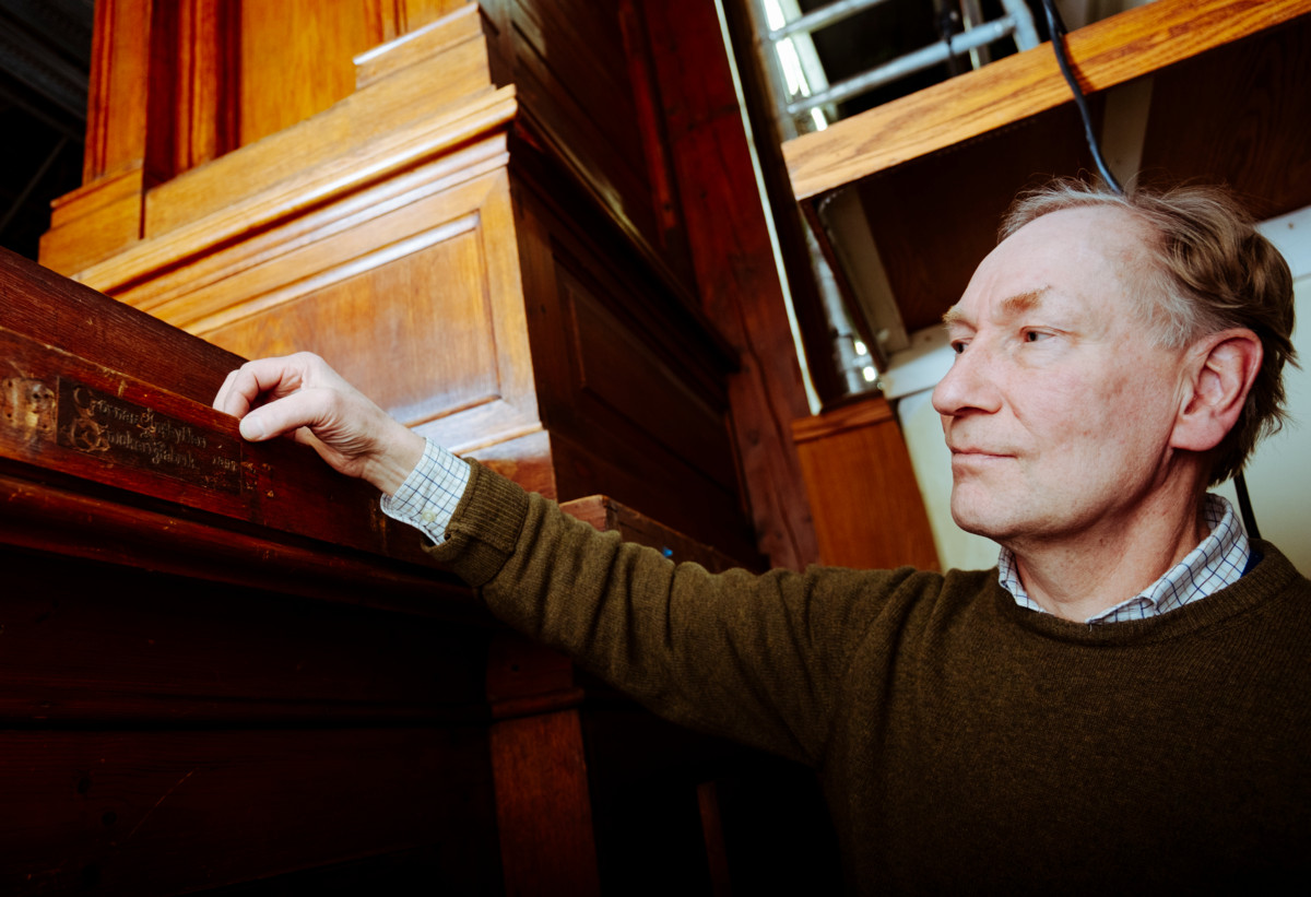 Puusepänverstas Sörnäs Ånghyfleri & Snickerifabriks Bolagin kyltti alttarin takana kertoo tekijöistä.