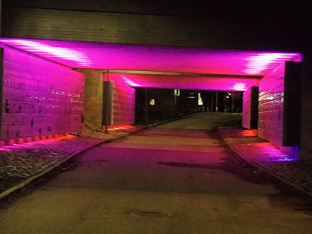 Valoa marraskuussa. Raili Moilanen kuvasi Lahdenväylän alikulkutunnelin Suurmetsäntien ja Jakomäentien välissä.