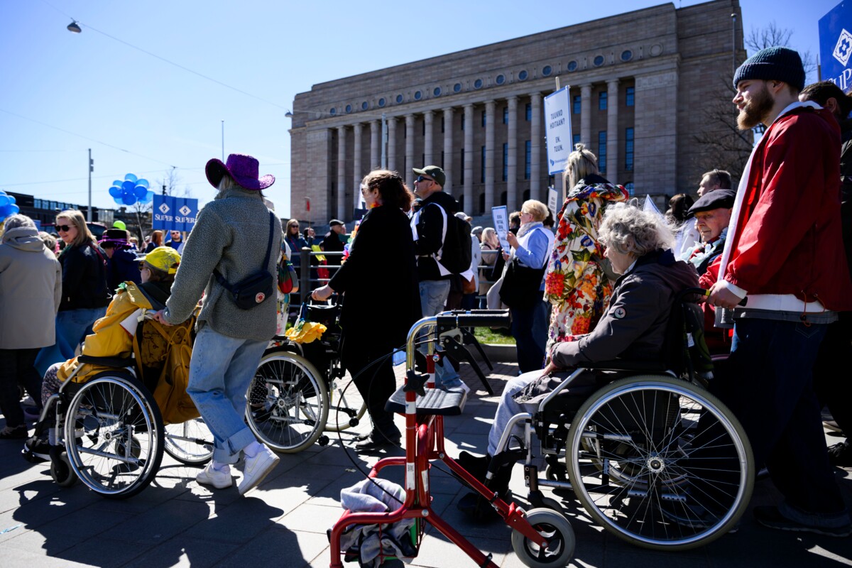 Rollaattorimarssi lähti eduskuntatalolta ja päätyi Kansalaistorille. 