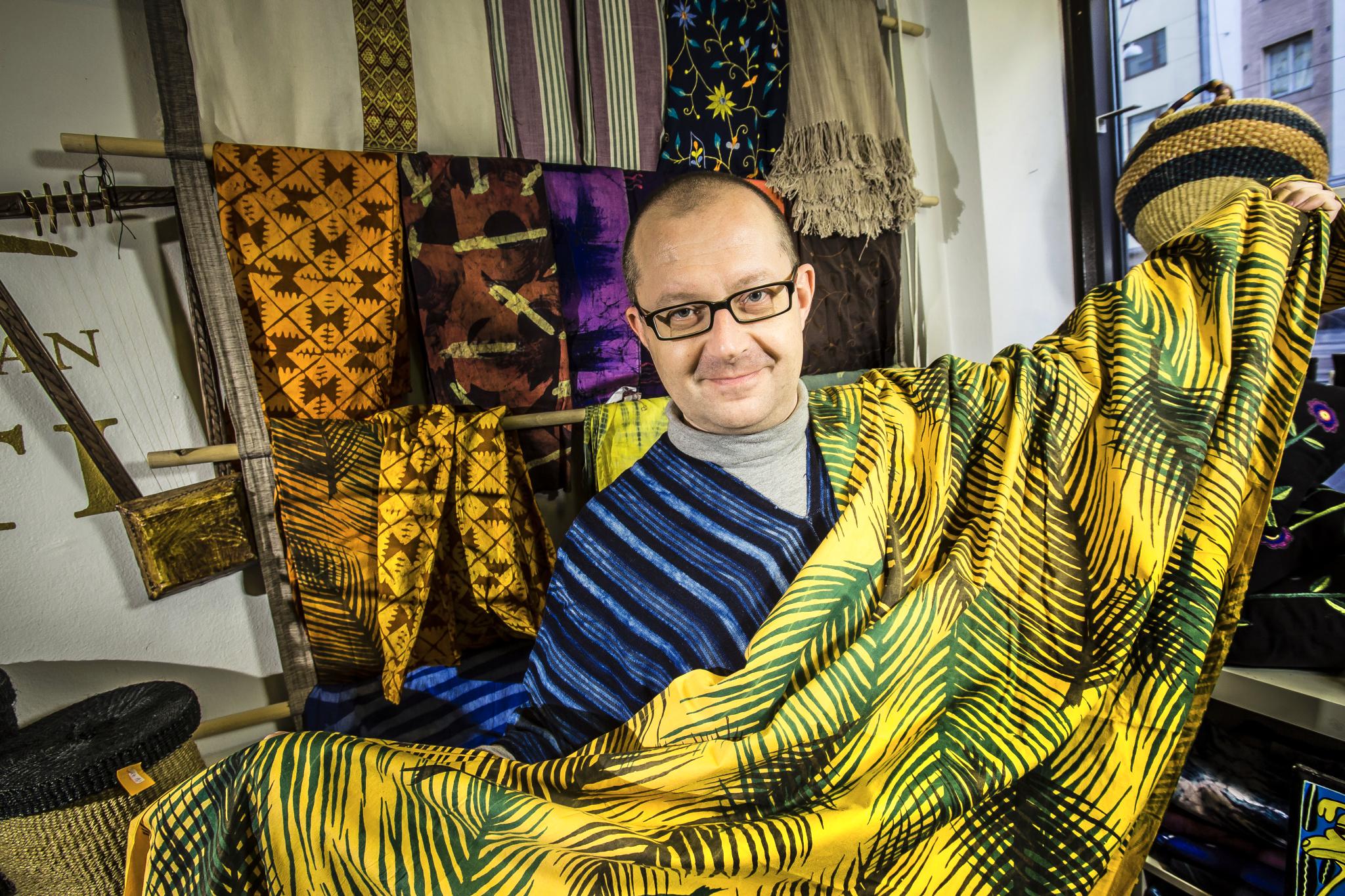 Afrikan värejä. Marko Saarniolla on päällään Guineassa valmistettu paita ja käsissä isokuvioinen, Tansaniassa tehty batiikkikangas.