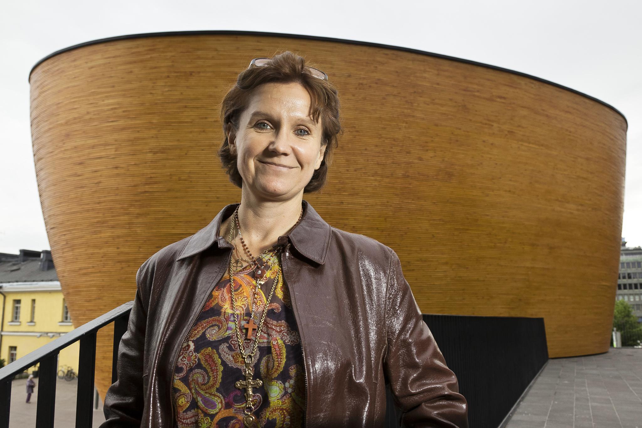 Toiminnanjohtaja Tarja Jallin mukaan sielunhoidollisia keskusteluja käydään Kampin kappelilla paljon. ”Monet ovat myös halunneet ripittäytyä papille, heidän määränsä on yllättänyt.” Kuva: Jukka Granström