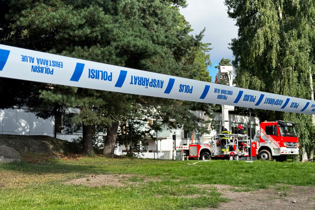 Poliisi tutkii Munkkivuoren seurakuntatalon tiistaisen tulipalon syttymissyytä.