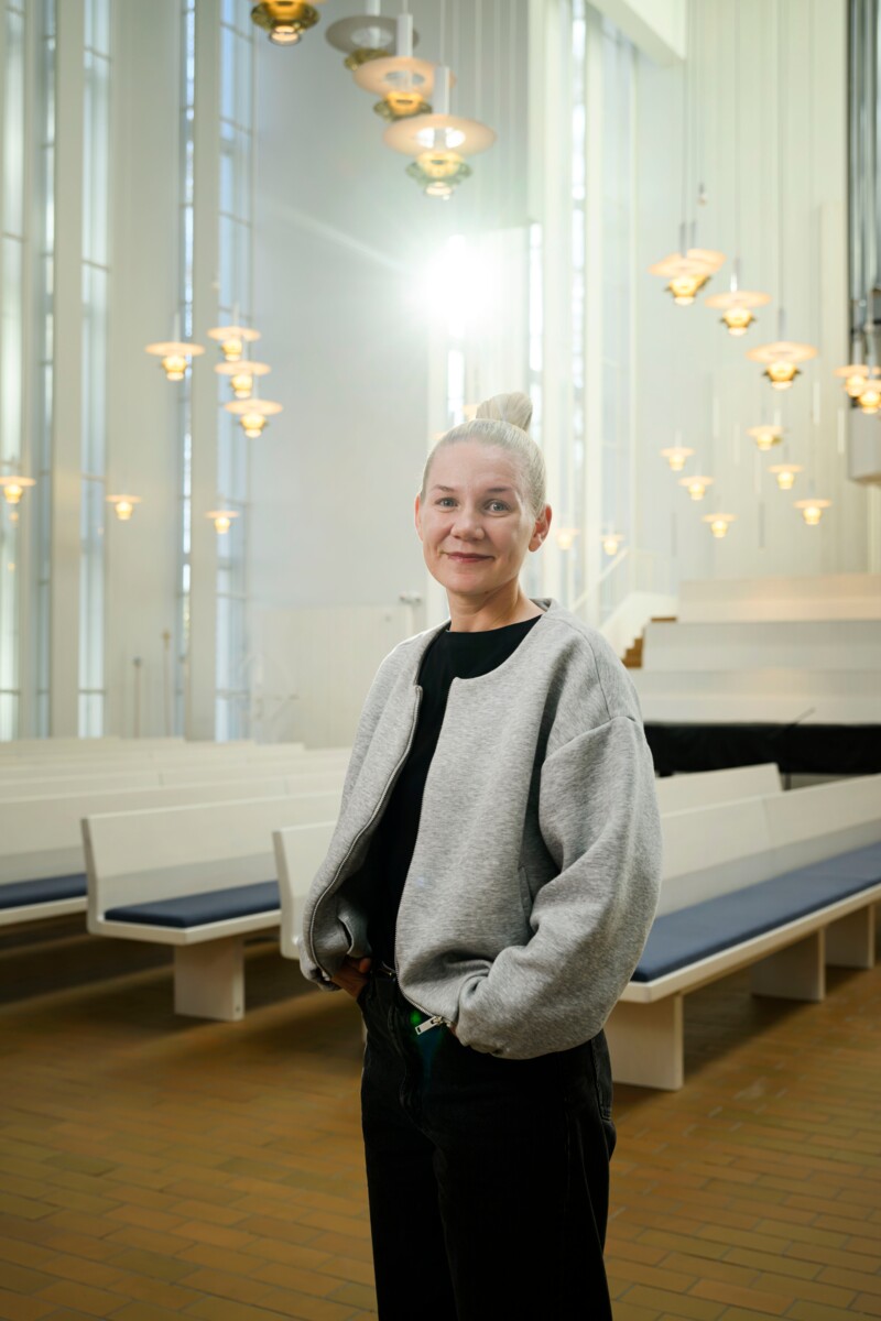 Vantaankosken seurakunnan pappi Auli Saarsalmi-Paalasmaa puhuu Yhdysvaltojen uskonnollisuudesta Myyrmäen kirkon kirkkokahveilla sunnuntaina 1.11. Kuva: Jussi Helttunen