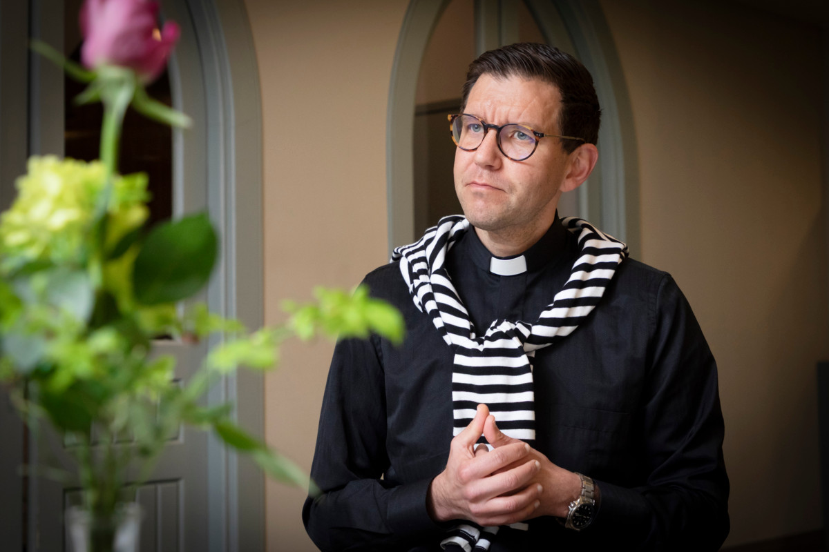 Juhana Tarvainen Sleyn kotimaantyön johtaja. Hän kertoo arvostavansa monien tuntemiensa naispuolisten pappien tekemää työtä esimerkiksi maahanmuuttajien parissa. Se ei kuitenkaan muuta hänen näkemystään siitä, että pappisvirka kuuluu miehelle.