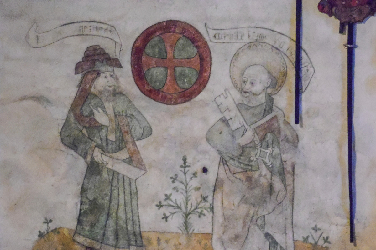 Apostolisen uskontunnustuksen syntyyn liittyvän kuvasarjan joka kuvassa on yksi apostoli ja yksi Vanhan testamentin henkilö. Kuvasarja alkaa Pietarilla, jolla tunnusmerkkinä on avain, ja Jeremias. Pietarin tekstinauhassa on latinaksi uskontunnustuksen alkusanat: “Minä uskon Jumalaan, Isään Kaikkivaltiaaseen, taivaan ja maan Luojaan.” Kuva: Paimion seurakunta