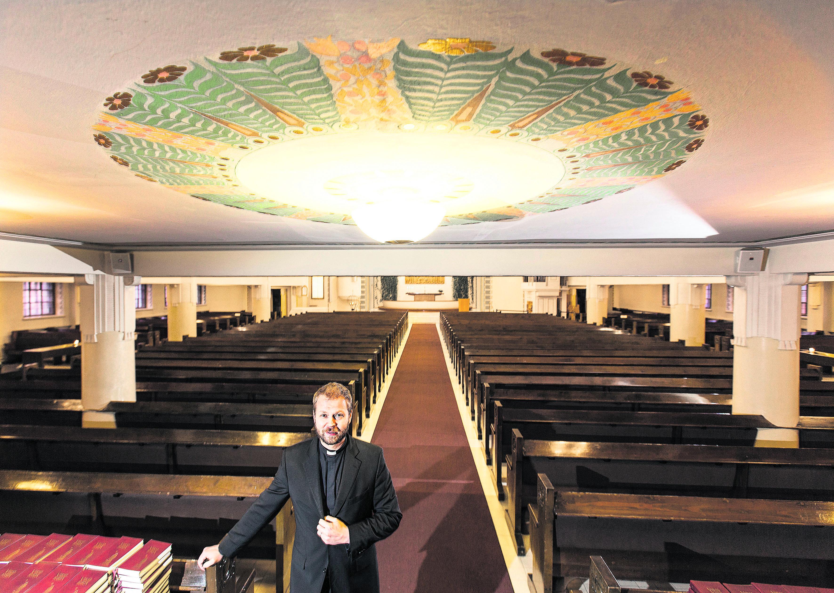Tervetuloa. Kallion kirkko on ollut vuoden alusta asti auki joka päivä. Kirkkoherra Teemu Laajasalon mukaan kaupunkilaiset arvostavat sitä, että he voivat hetkeksi paeta pyhään ja itselle hieman vieraaseen. – Kävijät ovat suhtautuneet meihin hyvin myötämielisesti. Monet haluavat tulla mukaan tekemään tärkeäksi kokemiaan asioita, Laajasalo kertoo.