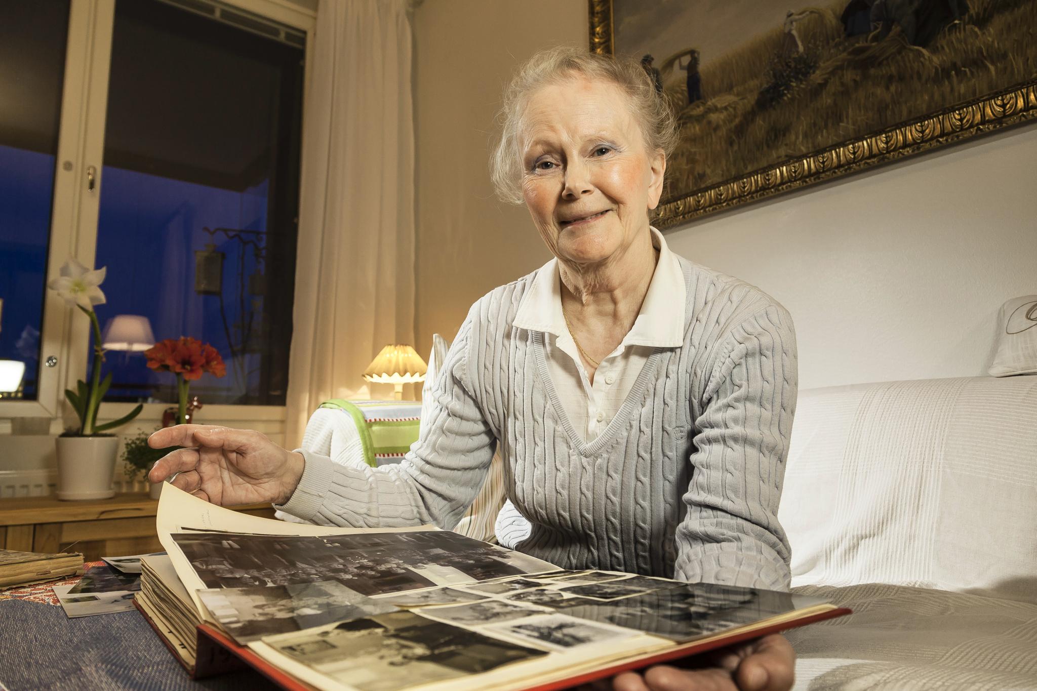 Eeva Honkanen oli kolmen vanha, kun hänet lähetettiin sotalapseksi Ruotsiin. Lähdöt ja paluut koettelivat.”Vähitellen elämänkoulussa minusta on tullut iloinen ja aktiivinen. Myös se helpotti elämää, kun tapasin nykyisen mieheni Veijon hänen siskonsa rapujuhlissa 1970-luvulla.”