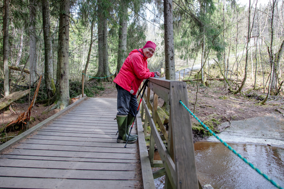 Raija Hentmanin mielestä päiväretkeily ei vaadi kummoista välineurheilua. ”Olen siirtynyt takaisin kumisaappaisiin.”