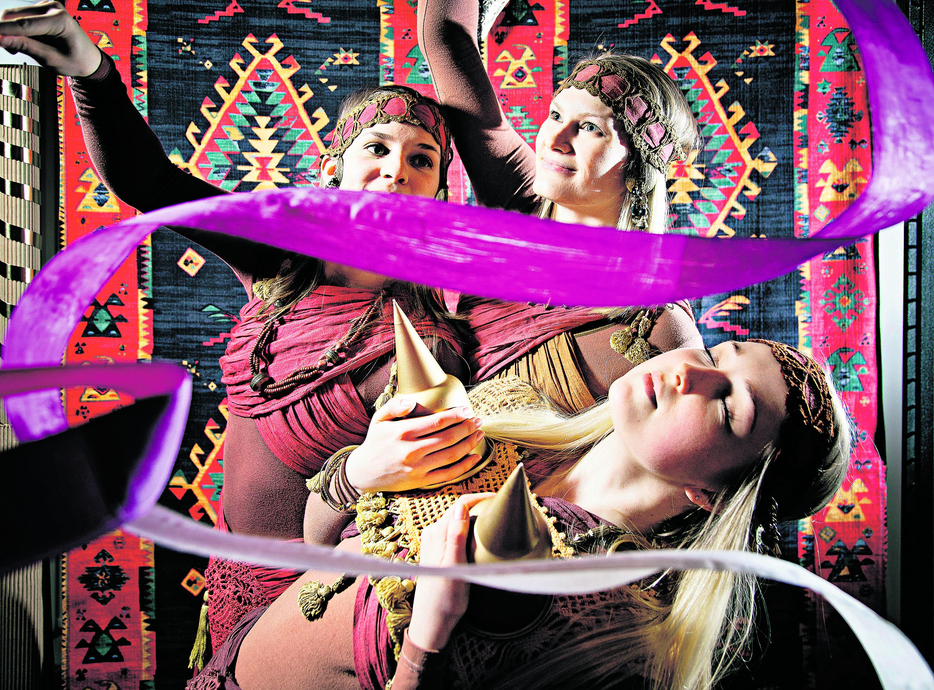 Tanssivia neitoja. Pakilan Voimistelijoiden kilpavoimistelujoukkueeseen kuuluvat Meri Koskelainen (vasemmalla), Viivi Laakkonen ja Susanna Tuulos pääsivät jo kokeilemaan liikkumista rooliasuissaan.