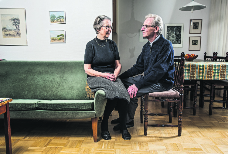 Yhdessä leirille. Jääskeläisen pariskunnan mielestä leiri-isovanhempina olo on antoisa tapa olla mukana auttamassa.