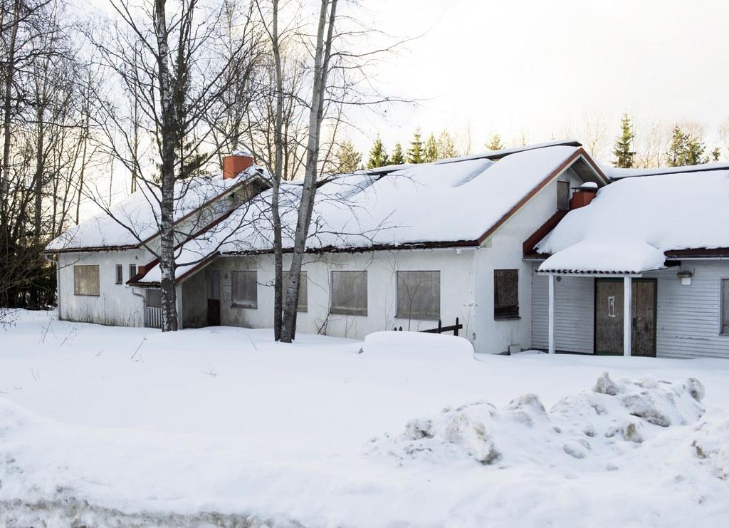 Jokivarren seurakuntatalo poistettiin käytöstä kosteusvaurioiden vuoksi. Nyt se aiotaan purkaa.