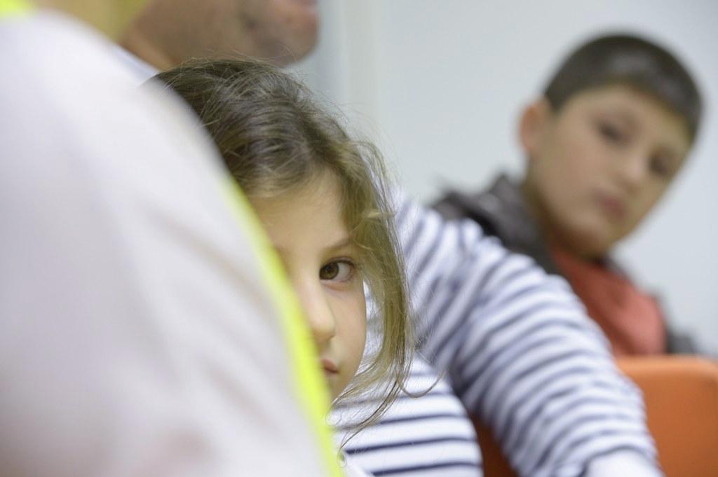 Vastaanottokeskukset ovat ääriään myötä täynnä. Metsälän vastaanottokeskukseen saapui myös viisivuotias Nazanin perheensä kanssa. Kuva: Lehtikuva/Martti Kainulainen