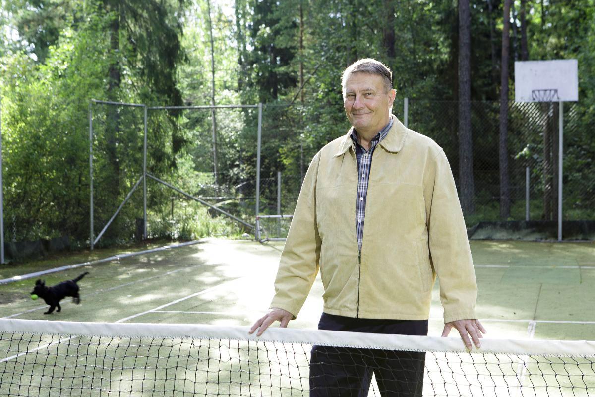 Eläkepäivinään Pekka Nenonen palasi nuoruuden harrastuksensa tenniksen pariin. Kentällä seurana on koiranpentu Sani. Nenonen on Espoon yhteisen kirkkovaltuuston uusi jäsen Soukasta. Kuva: Patrik Lindström