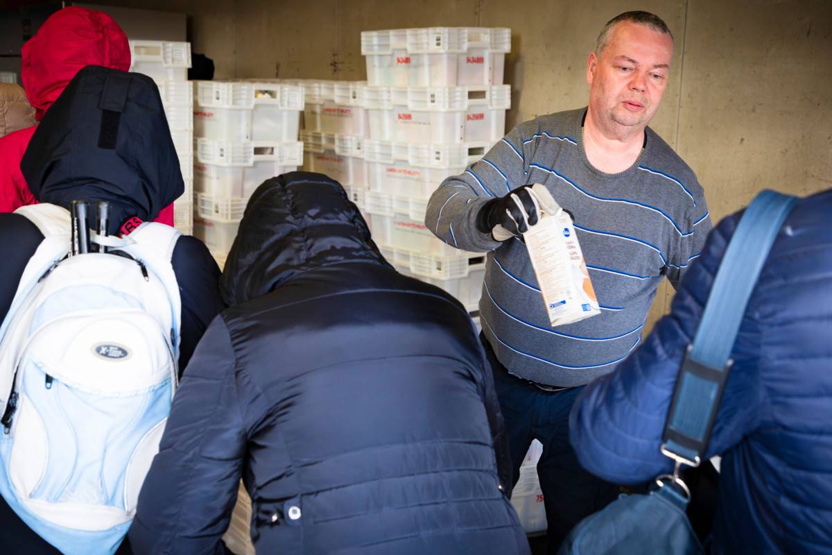 Yhdistyksellä on ollut kymmenen palkattua työntekijää. Jarmo Peltonen jakoi maitotuotteita.