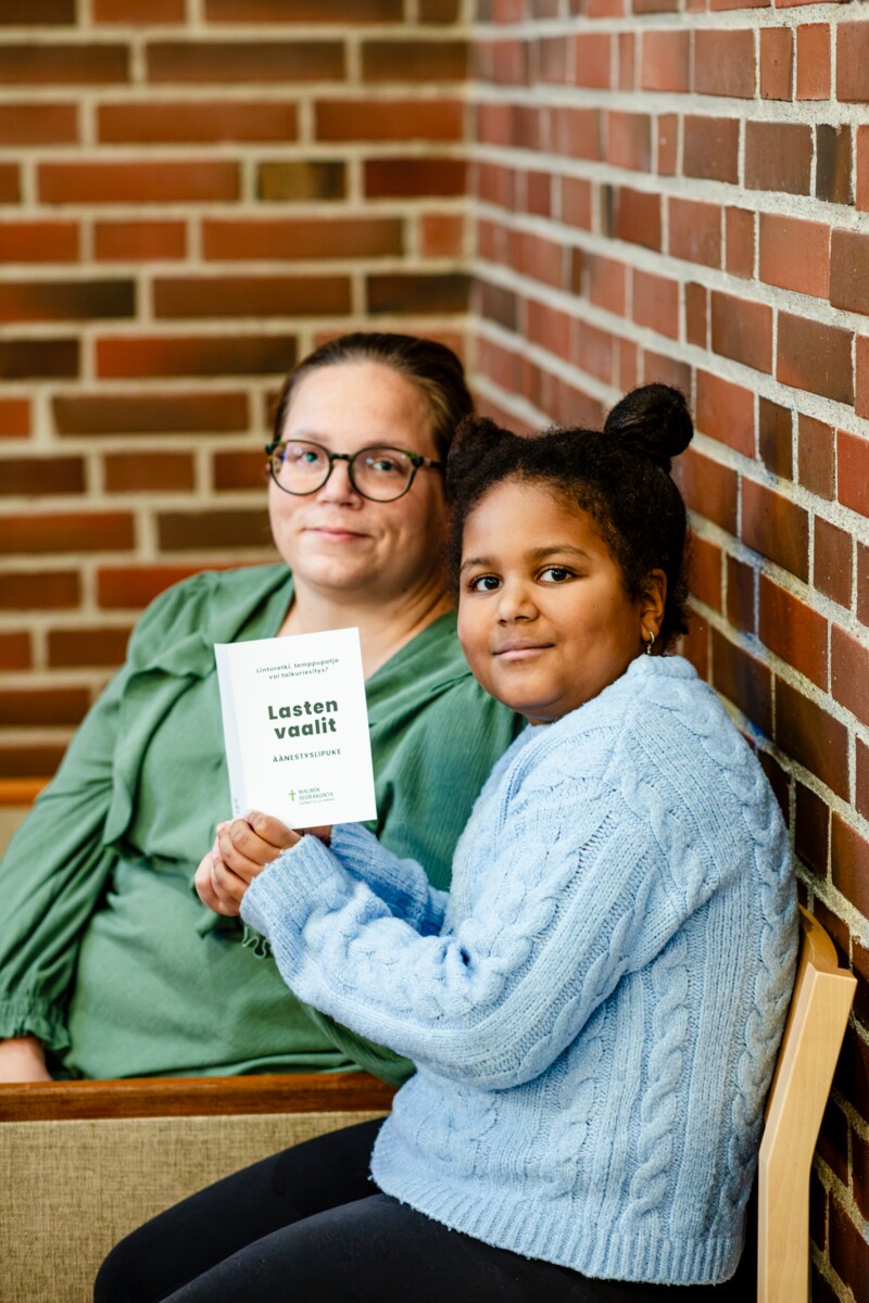 Janetin äiti Emma Prierra (vas.) pitää kaikkien vaalien yhteydessä järjestettyjä lastenvaaleja hyödyllisinä. ”On tärkeää, että lapset oppivat jo pienestä pitäen, että omalla ja jokaisen äänellä on väliä ja sillä voi vaikuttaa”. Emma Prierra kiittelee äänestyslipuketta selkeäksi.  ”Äänestysvaihtoehdot ovat helposti lähestyttäviä ja sellaisia, että lapsi voi ne ymmärtää ja niistä oikeasti valita. On hyvä, että vaihtoehtoja on rajattu määrä. Näin on helppo lähteä harjoittelemaan äänestämistä.” 
