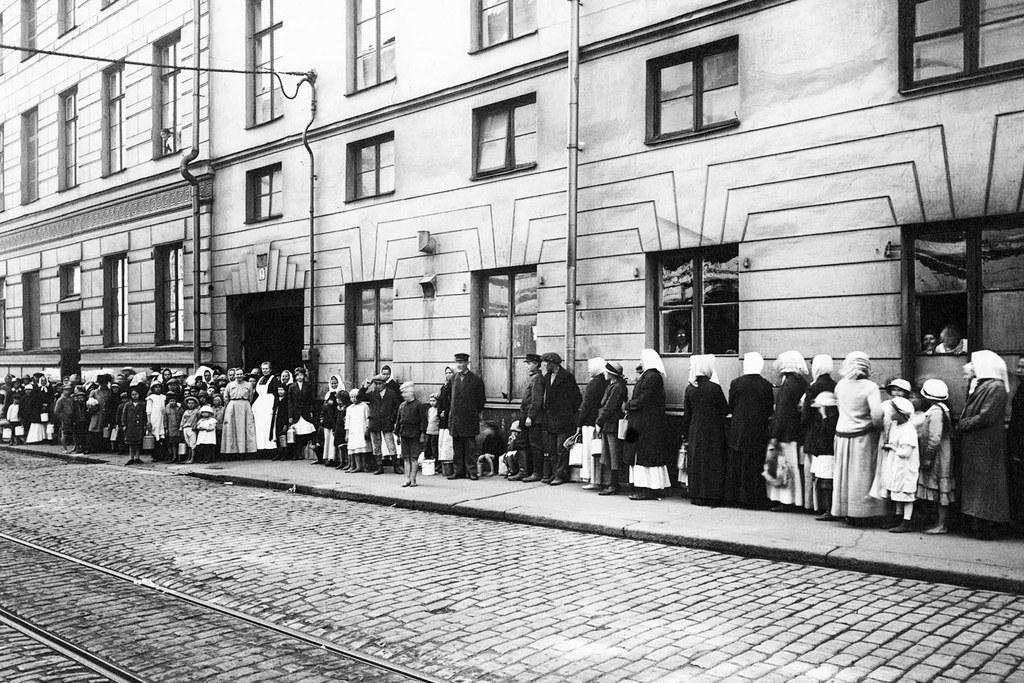 Elintarvikekortteja jonotetaan. Vuonna 1917 Suomessa ei vielä sodittu, mutta maailmansota näkyi ruokapulana, jonoina ja talojen pimennyksinä.